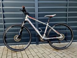 (5)Crossové/Trekingové hliníkové kolo Apache