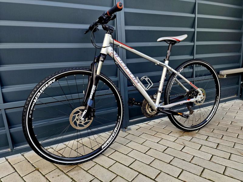 (5)Crossové/Trekingové hliníkové kolo Apache