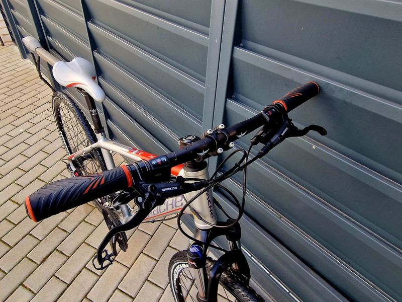 (5)Crossové/Trekingové hliníkové kolo Apache