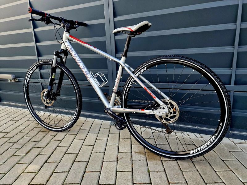 (5)Crossové/Trekingové hliníkové kolo Apache