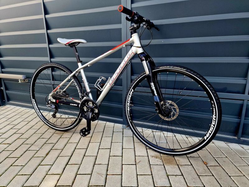 (5)Crossové/Trekingové hliníkové kolo Apache