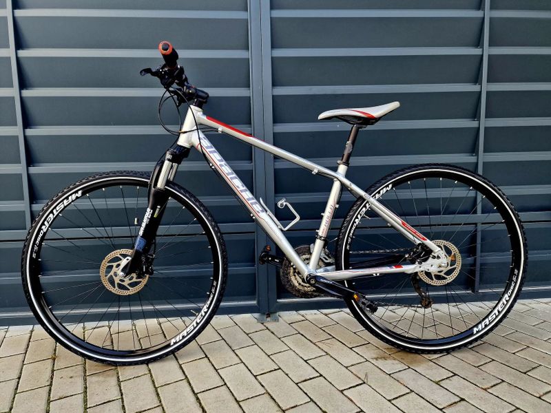 (5)Crossové/Trekingové hliníkové kolo Apache