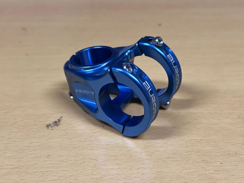 Představec BURGTEC Enduro MK3 Stem – 35 mm délka / 35 mm průměr řídítek, barva modrá.