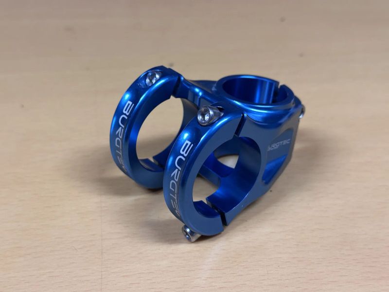 Představec BURGTEC Enduro MK3 Stem – 35 mm délka / 35 mm průměr řídítek, barva modrá.