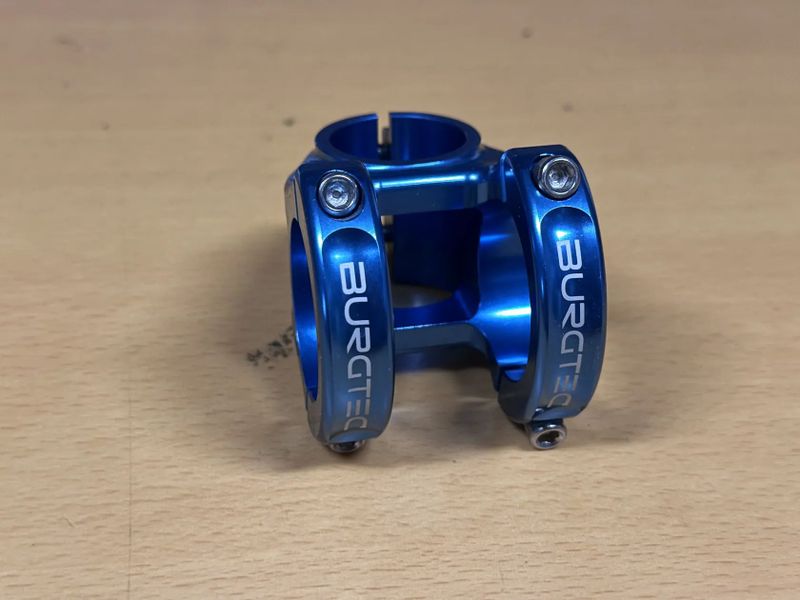 Představec BURGTEC Enduro MK3 Stem – 35 mm délka / 35 mm průměr řídítek, barva modrá.