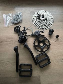 Prodám komponenty z nového kola - kazetu CS-M6100, přehazovačku RD-M8100, řazení a kliky