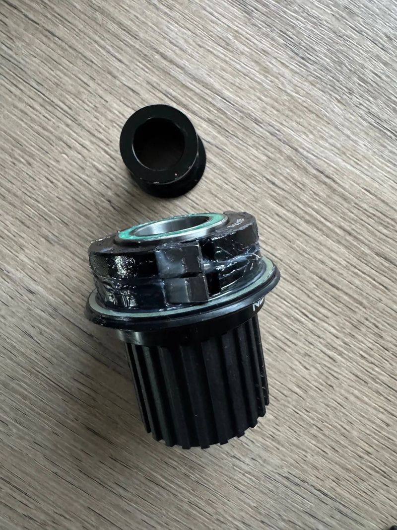 Prodám komponenty z nového kola - kazetu CS-M6100, přehazovačku RD-M8100, řazení a kliky