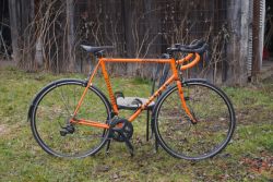 Silniční kolo z oceli s novými komponenty 