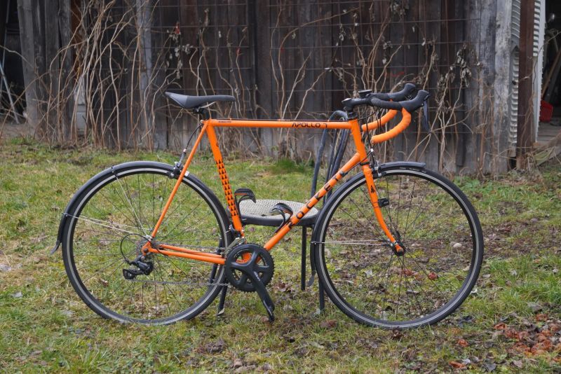 Silniční kolo z oceli s novými komponenty 