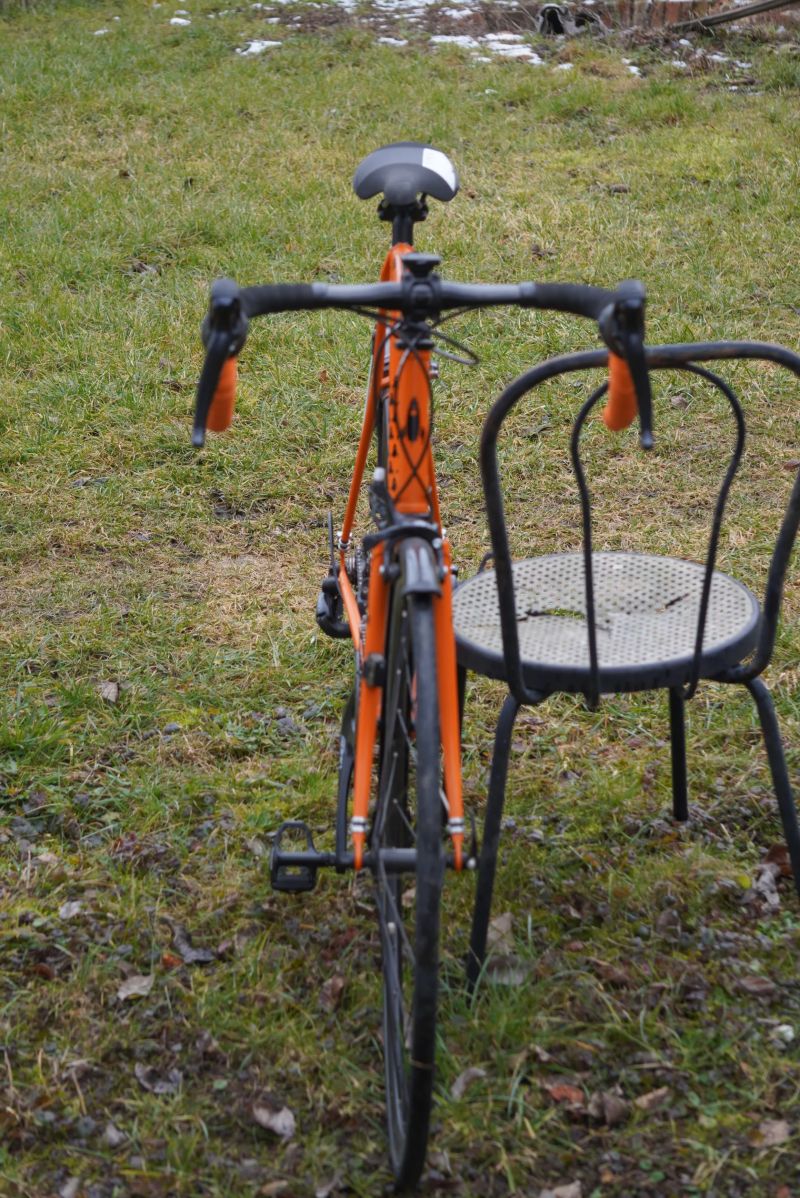 Silniční kolo z oceli s novými komponenty 