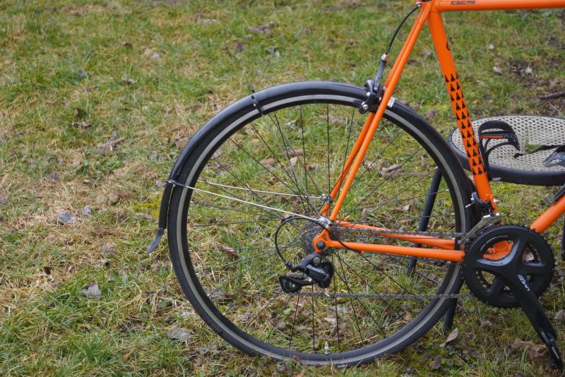 Silniční kolo z oceli s novými komponenty 