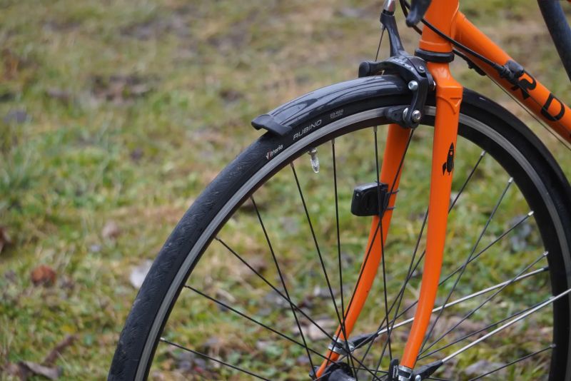 Silniční kolo z oceli s novými komponenty 