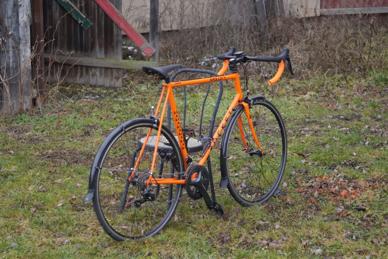 Silniční kolo z oceli s novými komponenty 