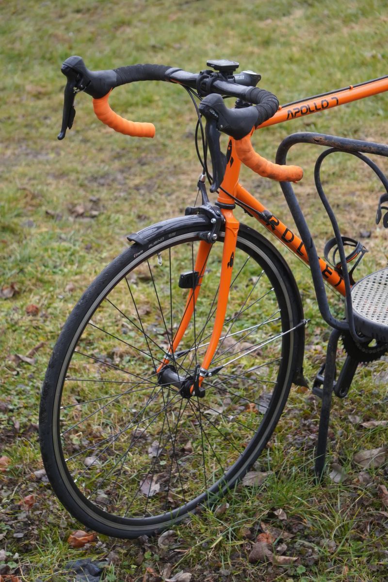 Silniční kolo z oceli s novými komponenty 