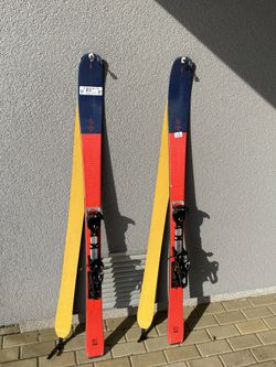 Nevyužité. Nové skialpy 160 cm. Set = lyže + pásy + vázání. Nikdy nepoužité.