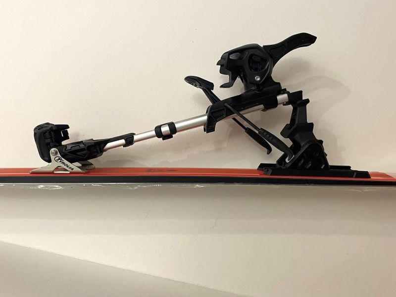 Nevyužité. Nové skialpy 160 cm. Set = lyže + pásy + vázání. Nikdy nepoužité.