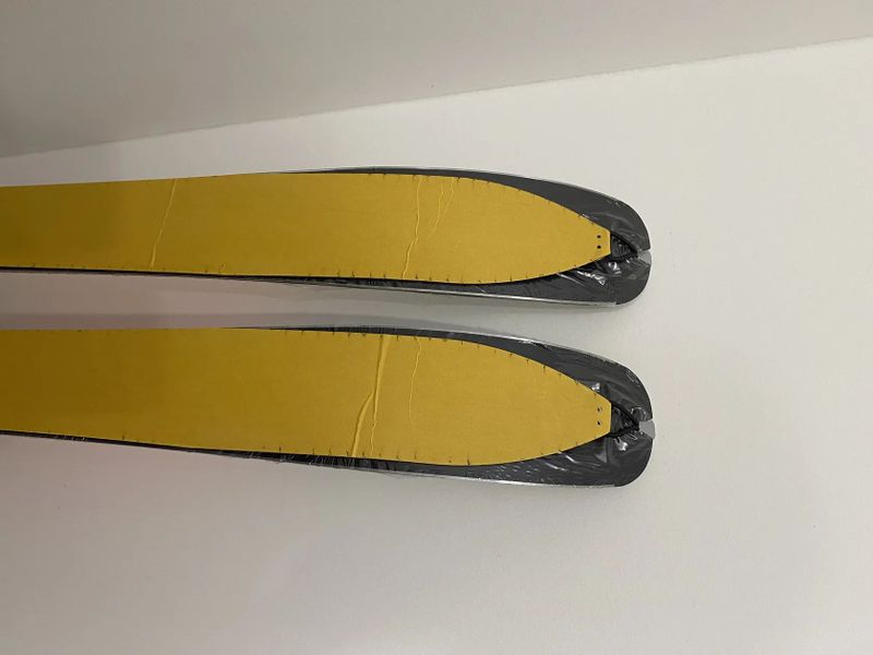 Nevyužité. Nové skialpy 160 cm. Set = lyže + pásy + vázání. Nikdy nepoužité.