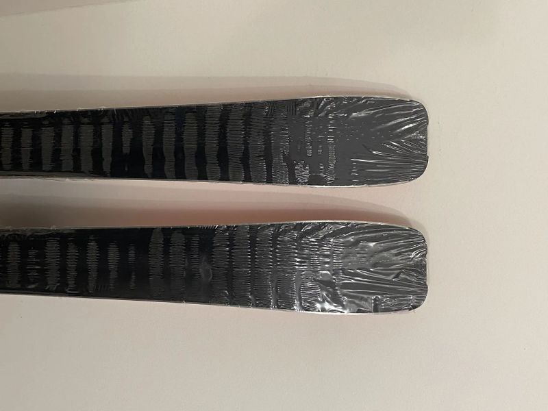 Nevyužité. Nové skialpy 160 cm. Set = lyže + pásy + vázání. Nikdy nepoužité.