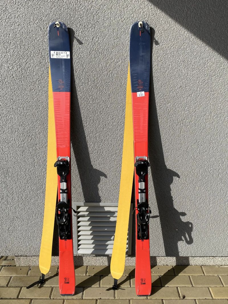 Nevyužité. Nové skialpy 160 cm. Set = lyže + pásy + vázání. Nikdy nepoužité.