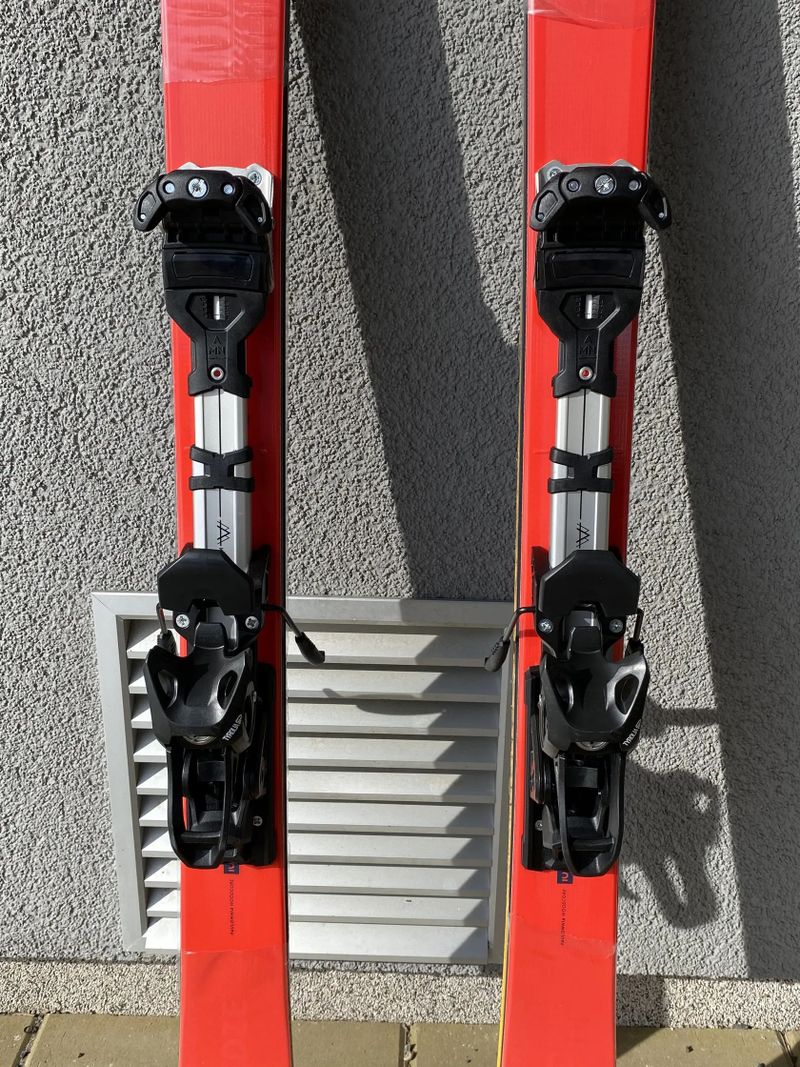 Nevyužité. Nové skialpy 160 cm. Set = lyže + pásy + vázání. Nikdy nepoužité.