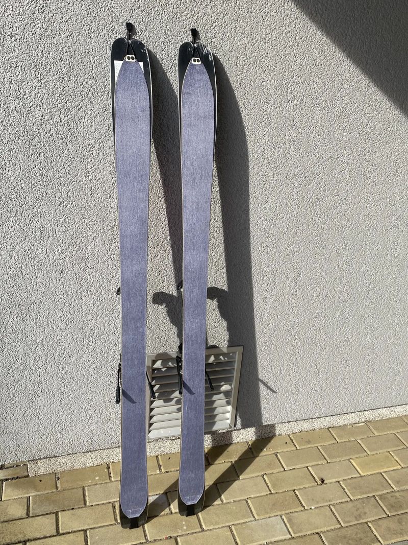 Nevyužité. Nové skialpy 160 cm. Set = lyže + pásy + vázání. Nikdy nepoužité.