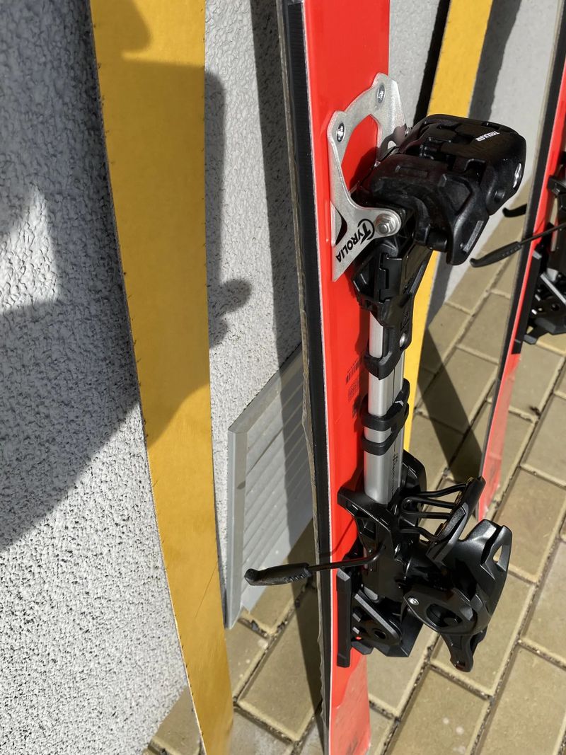 Nevyužité. Nové skialpy 160 cm. Set = lyže + pásy + vázání. Nikdy nepoužité.