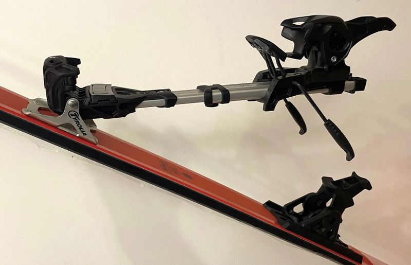 Nevyužité. Nové skialpy 160 cm. Set = lyže + pásy + vázání. Nikdy nepoužité.