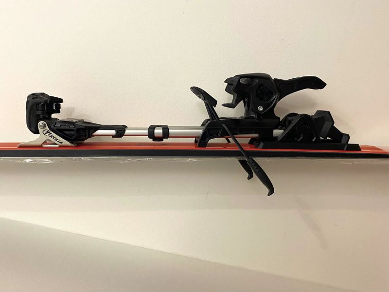 Nevyužité. Nové skialpy 160 cm. Set = lyže + pásy + vázání. Nikdy nepoužité.