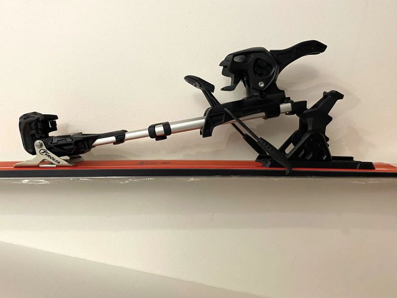 Nevyužité. Nové skialpy 160 cm. Set = lyže + pásy + vázání. Nikdy nepoužité.