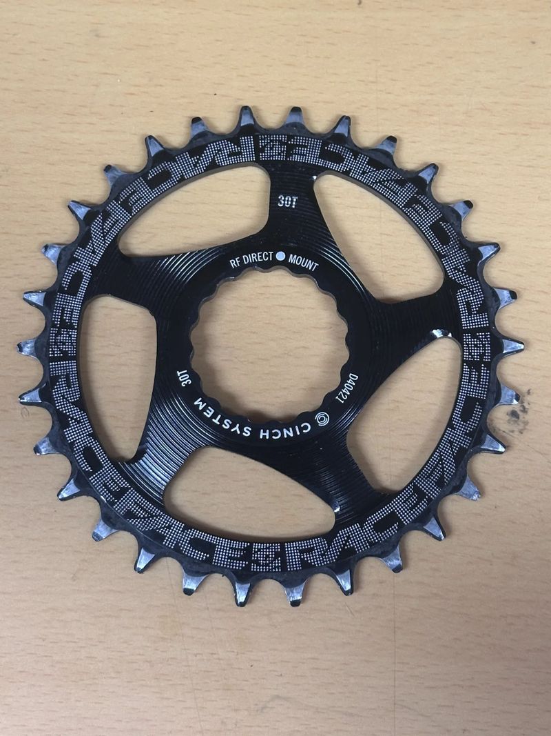 Převodník RACE FACE Direct Mount Cinch System 32 zubů Černá barva