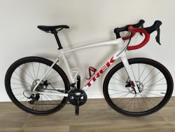 Trek Domane AL 3 Gen 3, senzor kadence, 3 sady kol
