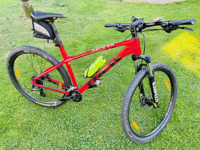 Trek Marlin 6 2021 XL moc pěkný stav s výbavou v ceně