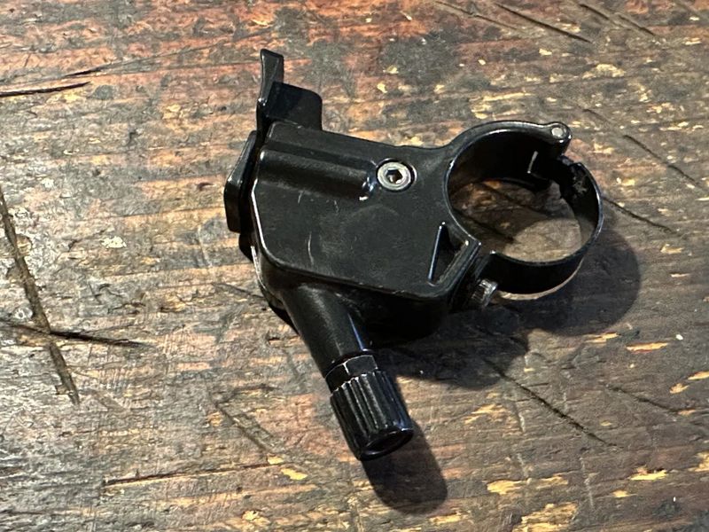 páčky lockout na vidlice Suntour, RST