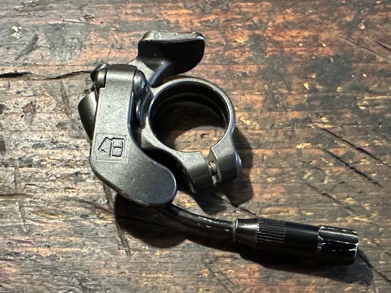 páčky lockout na vidlice Suntour, RST