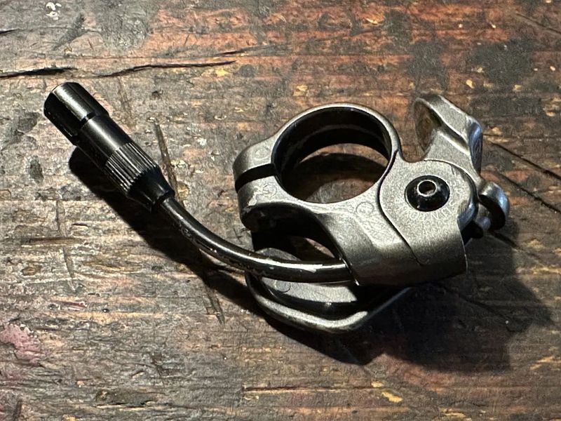 páčky lockout na vidlice Suntour, RST