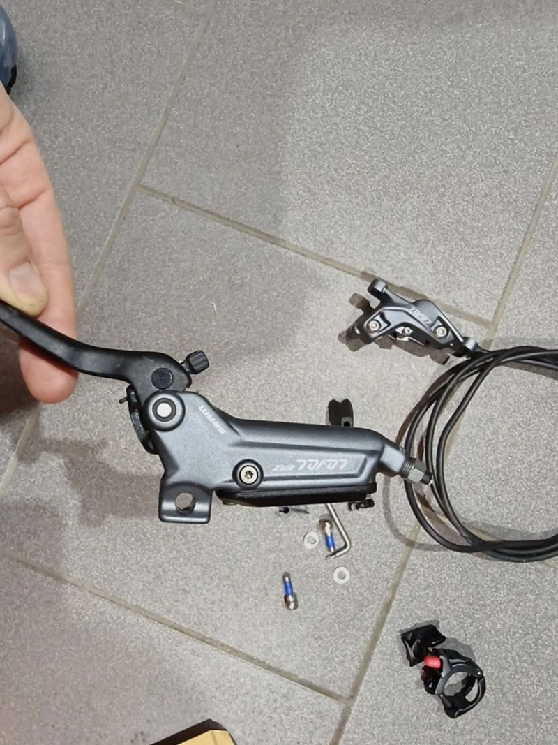 Sram Level Bronze 4píst, kotouče centerline 180+160mm, demontáž z nového kola 