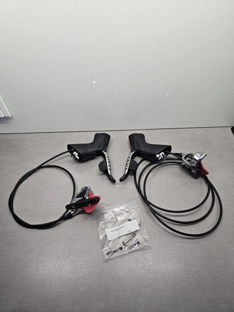 Brzdy Sram Red (komplet páky, třmeny, hadice, desky)