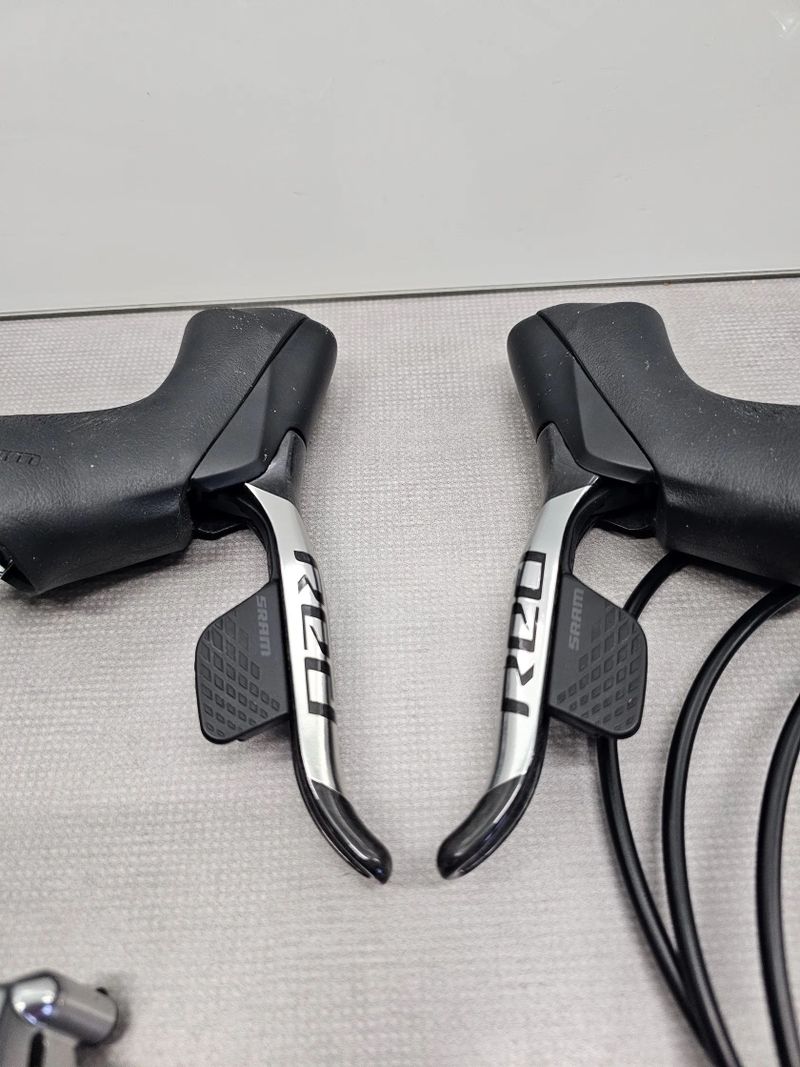 Brzdy Sram Red (komplet páky, třmeny, hadice, desky)