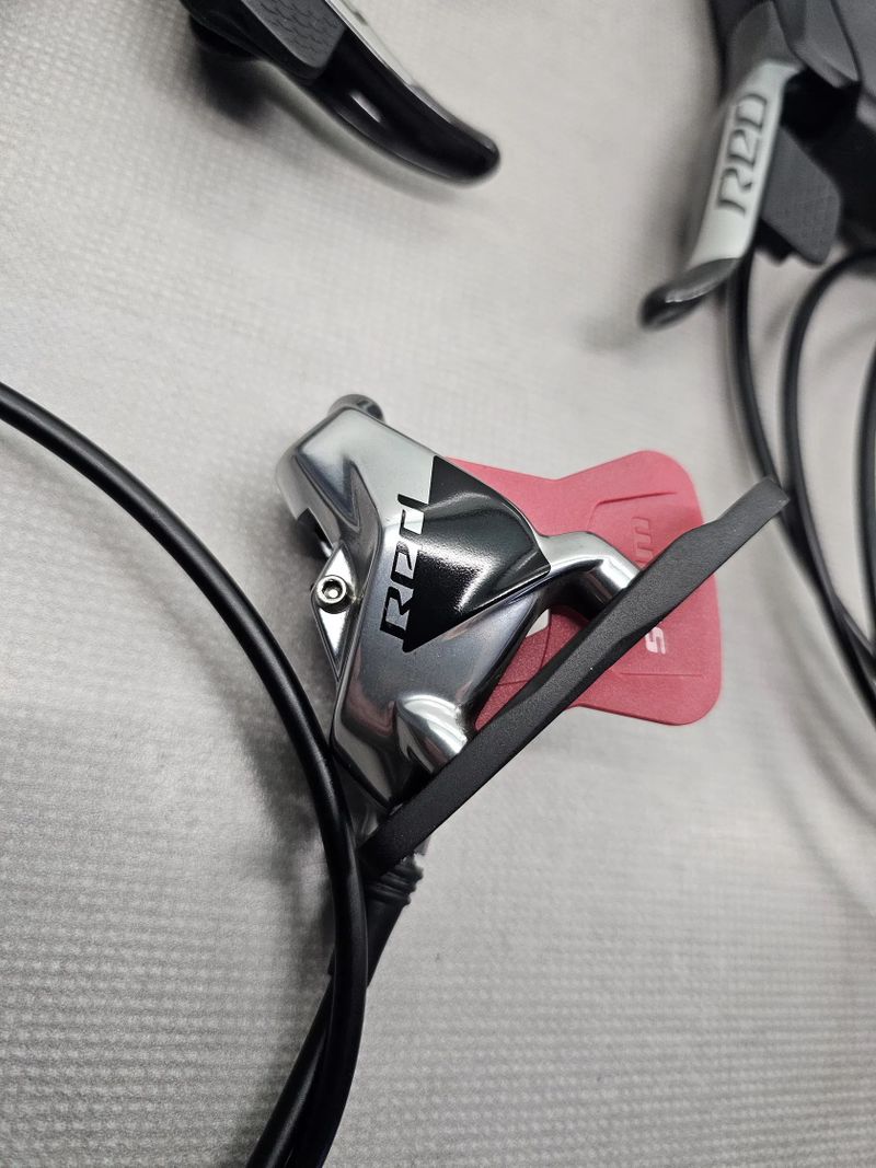 Brzdy Sram Red (komplet páky, třmeny, hadice, desky)