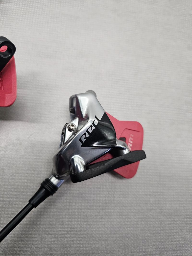 Brzdy Sram Red (komplet páky, třmeny, hadice, desky)