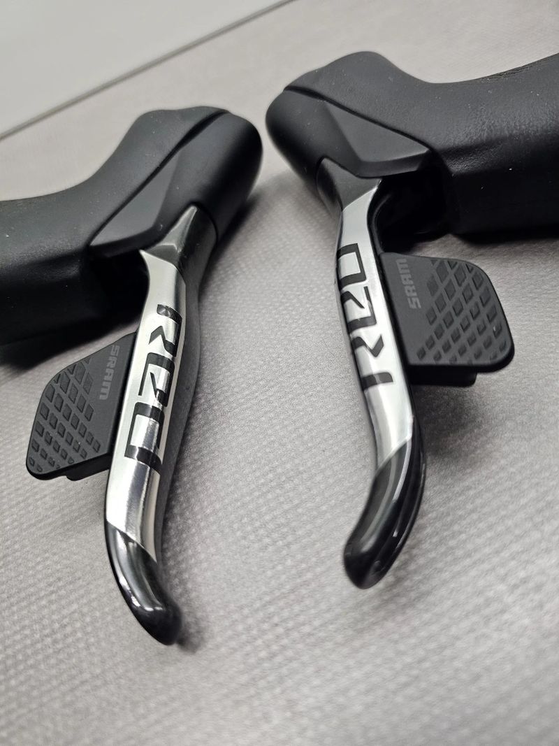 Brzdy Sram Red (komplet páky, třmeny, hadice, desky)