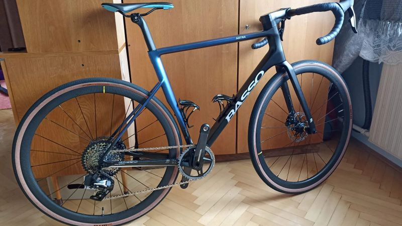 Basso Astra vel. 53, na sadě sram force xplr, kola mavic cosmic sl32, ind. stavba 