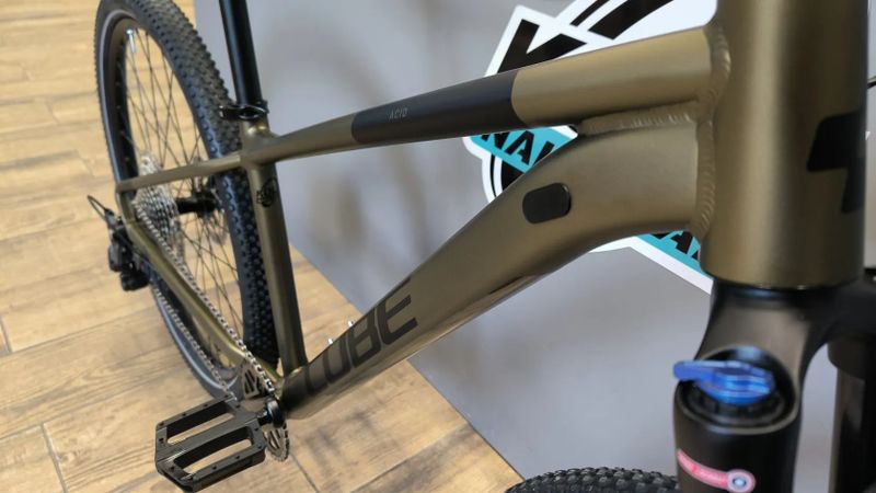 Cube Acid 27 1x11 kovově olivová XS 2026 