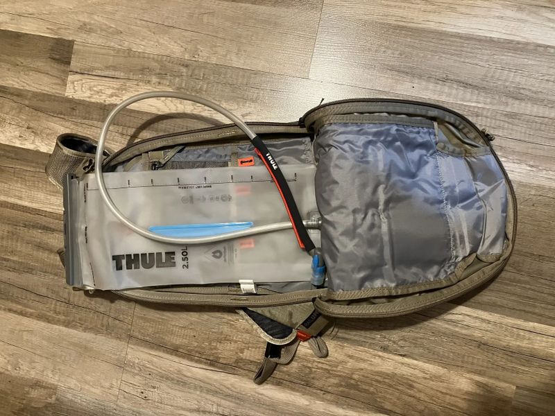 Hydratační batoh Thule Rail 12L Pro Covert