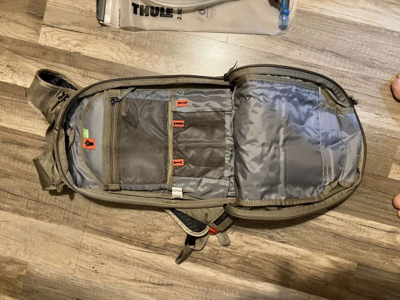 Hydratační batoh Thule Rail 12L Pro Covert