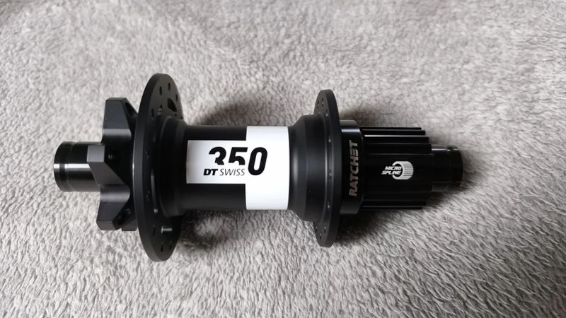 DT Swiss 350 148x12 boost 28 děr 36t ratchet Micro spline