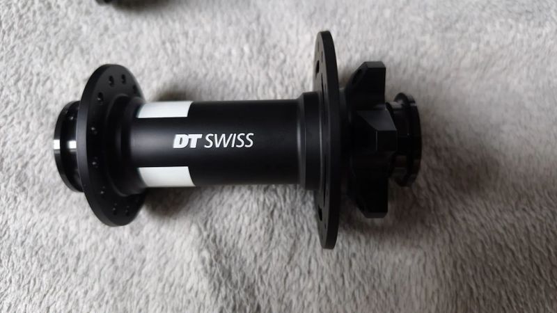 DT Swiss 350 110x15 boost 28 děr 