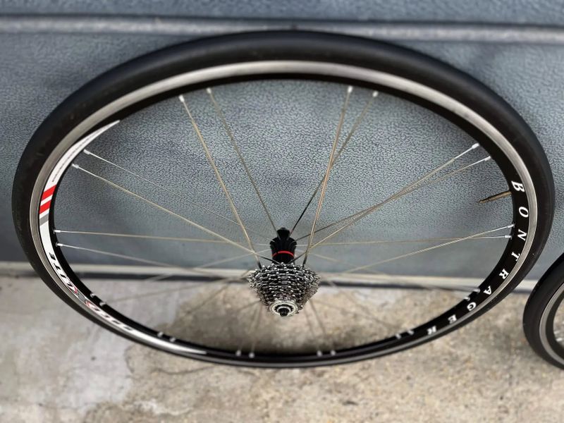 Bontrager Race Lite s kazetou (krásná retro kola) a Rolf výpletem