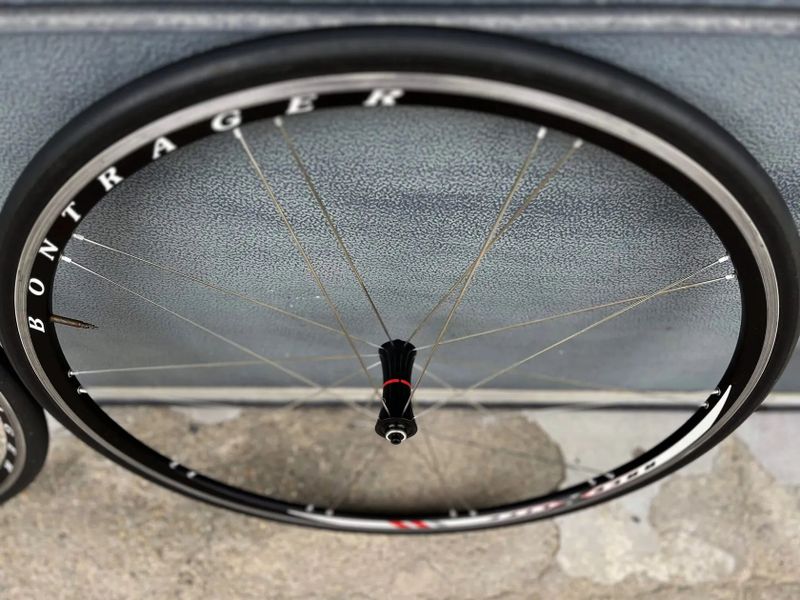 Bontrager Race Lite s kazetou (krásná retro kola) a Rolf výpletem