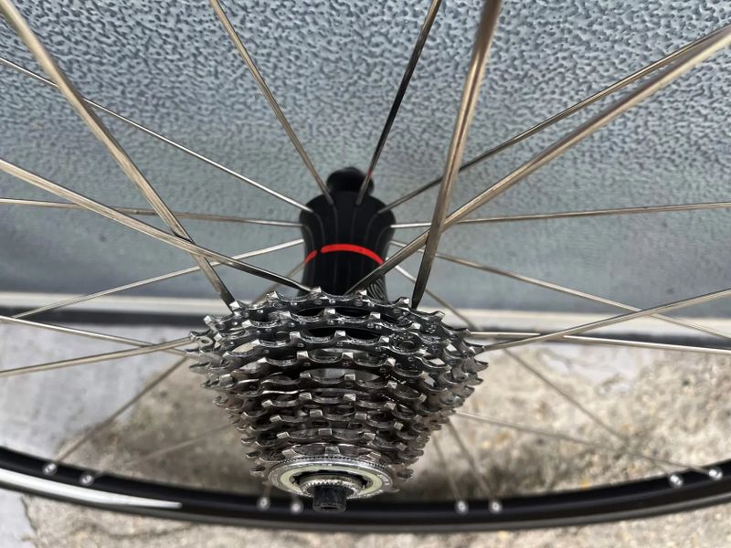 Bontrager Race Lite s kazetou (krásná retro kola) a Rolf výpletem